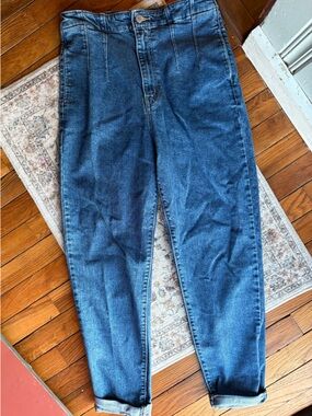 Levi’s Jeans Women’s Size 28 Taper High Rise